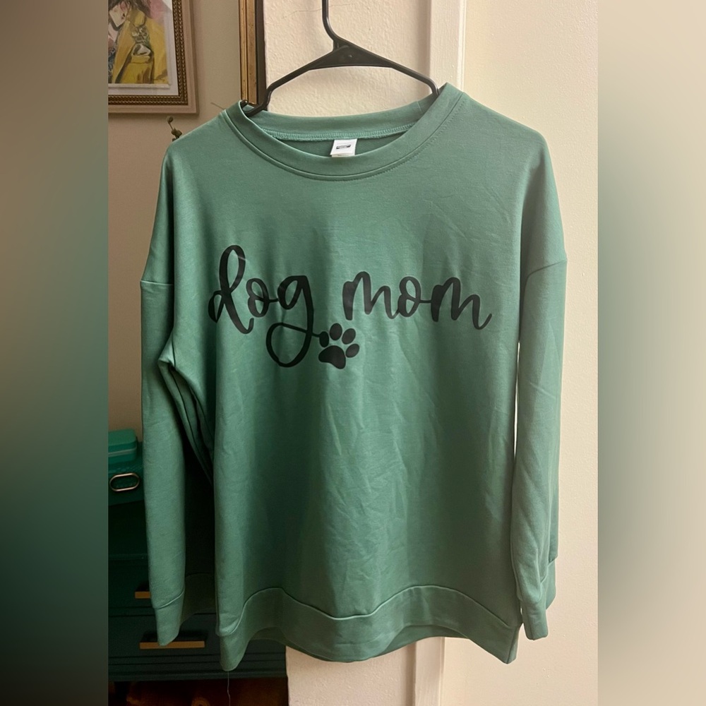 NWOT Green 'Dog Mom' Sweatshirt
